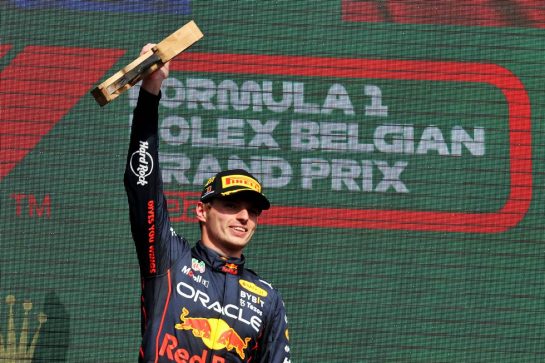 race winner Max Verstappen (NLD) Red Bull Racing celebrates On the podium.
28.08.2022. Formula 1 World Championship, Rd 14, Belgian Grand Prix, Spa Francorchamps, Belgium, Race Day.
- www.xpbimages.com, EMail: requests@xpbimages.com © Copyright: Bearne / XPB Images