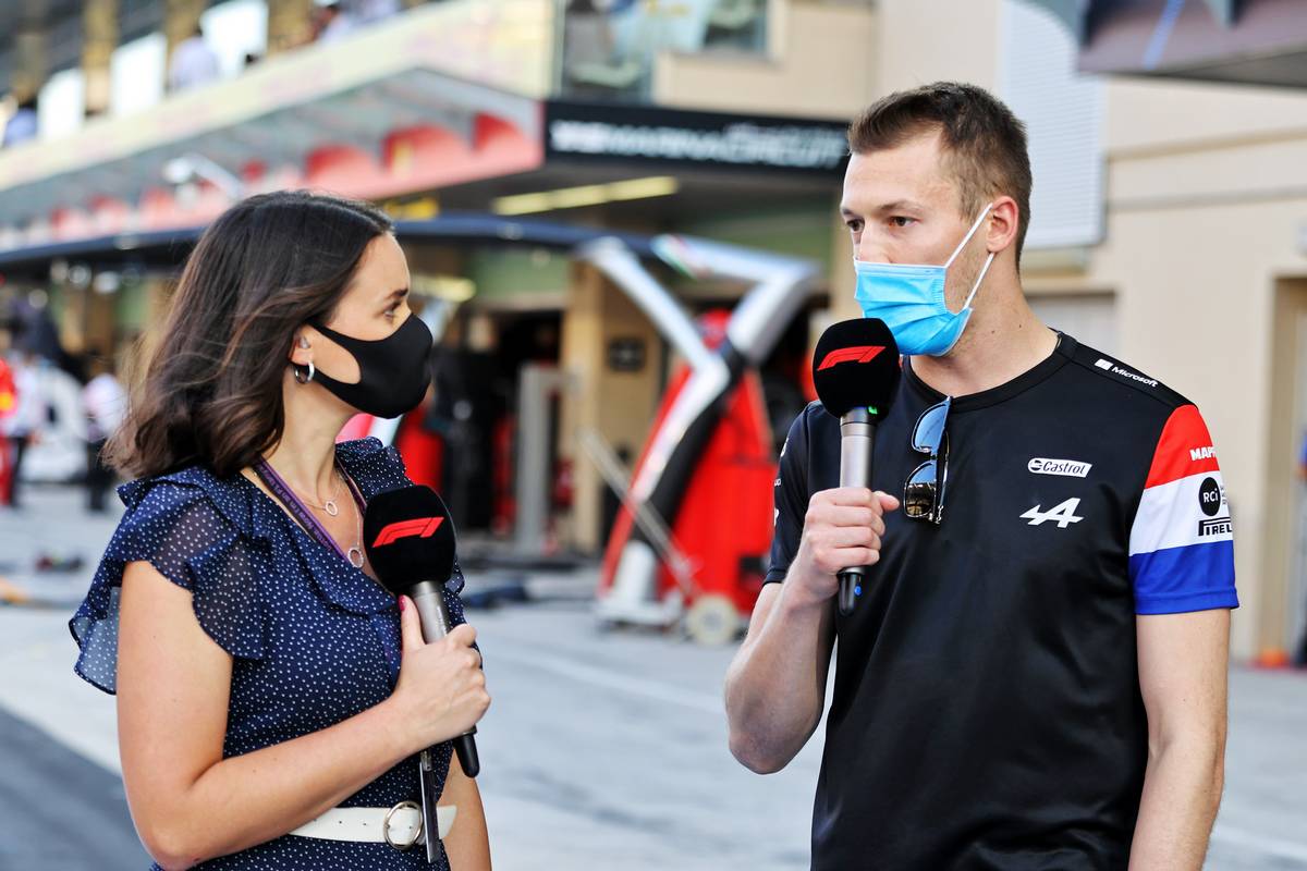 Laura Winter (GBR) Presentadora de F1 con Daniil Kvyat (RUS) Piloto de reserva del equipo Alpine F1.  10.12.2021.  Campeonato del Mundo de Fórmula 1, Rd 22, Gran Premio de Abu Dhabi, Circuito Yas Marina, Abu Dhabi, Práctica