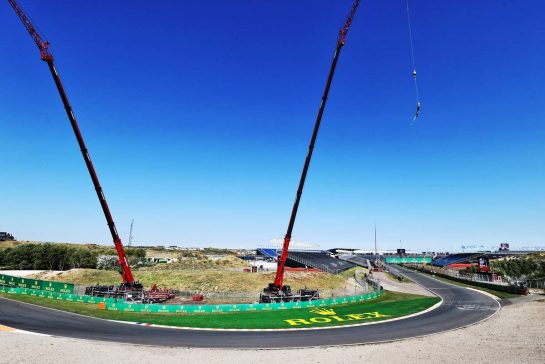 Circuit atmosphere - large cranes to remove cars from the track.
01.09.2022. Formula 1 World Championship, Rd 14, Dutch Grand Prix, Zandvoort, Netherlands, Preparation Day.
- www.xpbimages.com, EMail: requests@xpbimages.com © Copyright: Moy / XPB Images