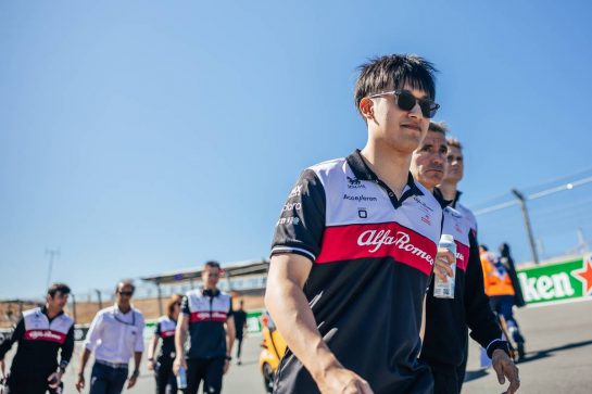 Guanyu Zhou (CHN) Alfa Romeo F1 Team walks the circuit with the team.
01.09.2022. Formula 1 World Championship, Rd 14, Dutch Grand Prix, Zandvoort, Netherlands, Preparation Day.
- www.xpbimages.com, EMail: requests@xpbimages.com © Copyright: Bearne / XPB Images