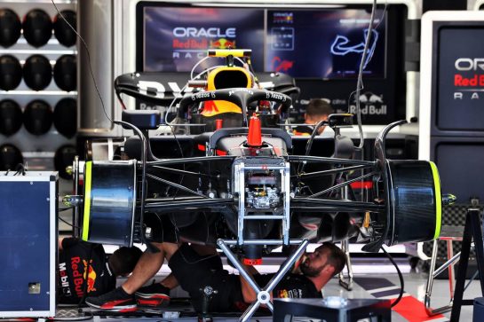Red Bull Racing RB18 being prepared in the pits garage.
01.09.2022. Formula 1 World Championship, Rd 14, Dutch Grand Prix, Zandvoort, Netherlands, Preparation Day.
- www.xpbimages.com, EMail: requests@xpbimages.com © Copyright: Moy / XPB Images