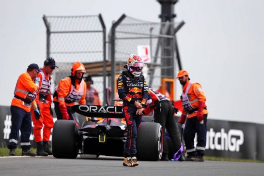 Max Verstappen (NLD) Red Bull Racing RB18 walks back to the pits after stopping in the first practice session.
02.09.2022. Formula 1 World Championship, Rd 14, Dutch Grand Prix, Zandvoort, Netherlands, Practice Day.
 - www.xpbimages.com, EMail: requests@xpbimages.com © Copyright: Coates / XPB Images