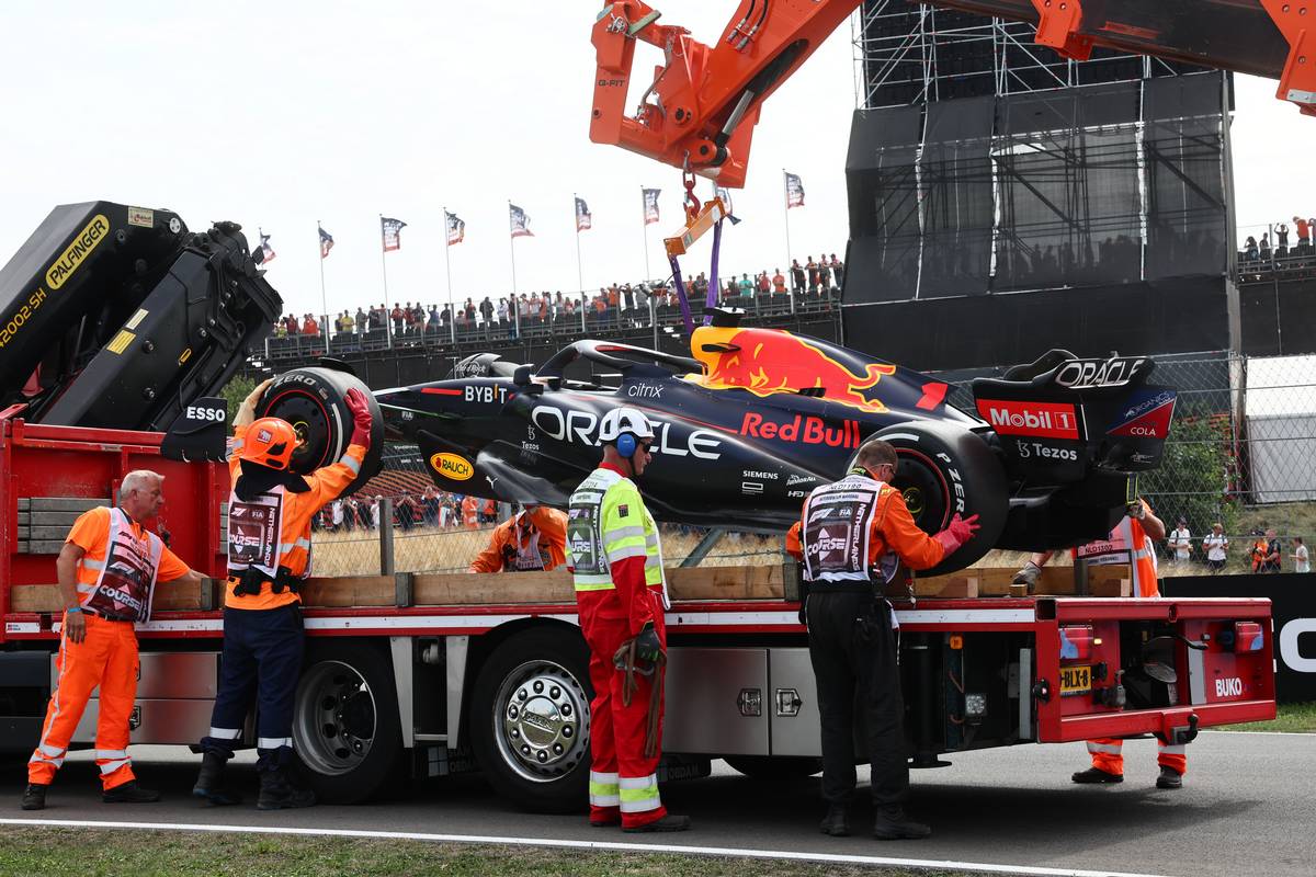 The Red Bull Racing RB18 of Max Verstappen (NLD) Red Bull Racing is recovered back to the pits on the back of a truck in the first practice session. 02.09.2022. Formula 1 World Championship, Rd 14, Dutch Grand Prix, Zandvoort, Netherlands, Practice