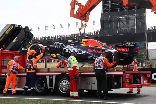 The Red Bull Racing RB18 of Max Verstappen (NLD) Red Bull Racing is recovered back to the pits on the back of a truck in the first practice session.
02.09.2022. Formula 1 World Championship, Rd 14, Dutch Grand Prix, Zandvoort, Netherlands, Practice Day.
- www.xpbimages.com, EMail: requests@xpbimages.com © Copyright: Miltenburg / XPB Images