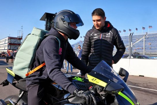 (L to R): Mick Schumacher (GER) Haas F1 Team with Esteban Ocon (FRA) Alpine F1 Team.
03.09.2022. Formula 1 World Championship, Rd 14, Dutch Grand Prix, Zandvoort, Netherlands, Qualifying Day.
- www.xpbimages.com, EMail: requests@xpbimages.com © Copyright: Miltenburg / XPB Images