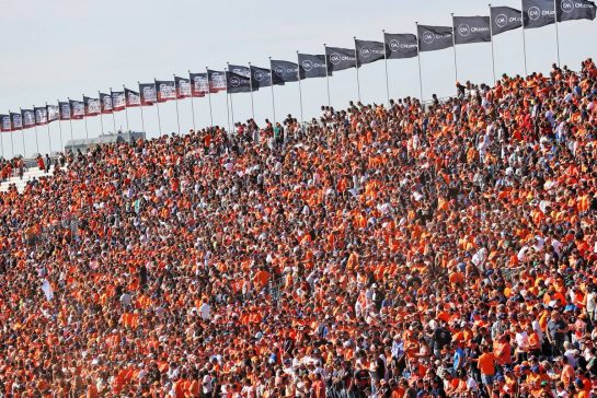 Circuit atmosphere - fans in the grandstand.
03.09.2022. Formula 1 World Championship, Rd 14, Dutch Grand Prix, Zandvoort, Netherlands, Qualifying Day.
- www.xpbimages.com, EMail: requests@xpbimages.com © Copyright: Moy / XPB Images