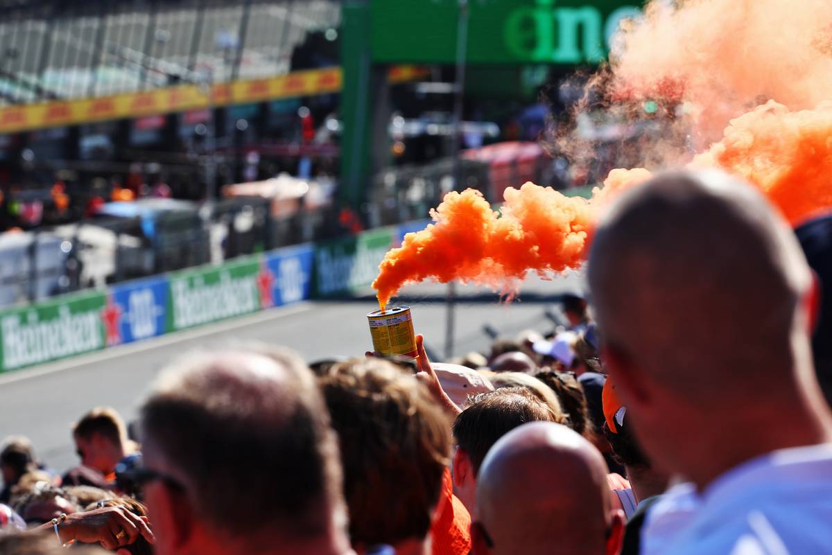 Circuit atmosphere - fans in the grandstand with a flare. 03.09.2022. Formula 1 World Championship, Rd 14, Dutch Grand Prix, Zandvoort, Netherlands, Qualifying
