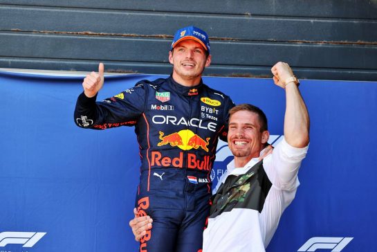(L to R): Max Verstappen (NLD) Red Bull Racing celebrates his pole position in qualifying parc ferme with Rico Verhoeven (NLD) Kickboxer.
03.09.2022. Formula 1 World Championship, Rd 14, Dutch Grand Prix, Zandvoort, Netherlands, Qualifying Day.
- www.xpbimages.com, EMail: requests@xpbimages.com © Copyright: Moy / XPB Images