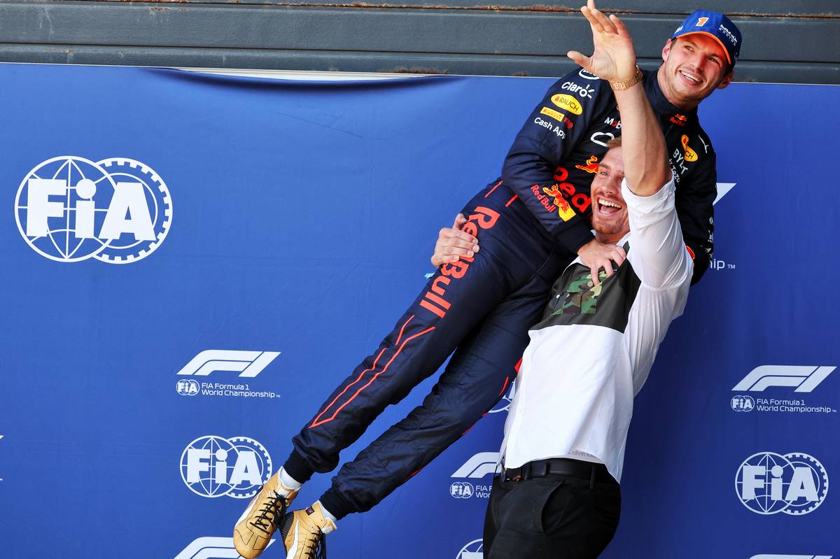 Max Verstappen (NLD) Red Bull Racing celebrates his pole position in qualifying parc ferme with Rico Verhoeven (NLD) Kickboxer. 03.09.2022. Formula 1 World Championship, Rd 14, Dutch Grand Prix, Zandvoort, Netherlands, Qualifying