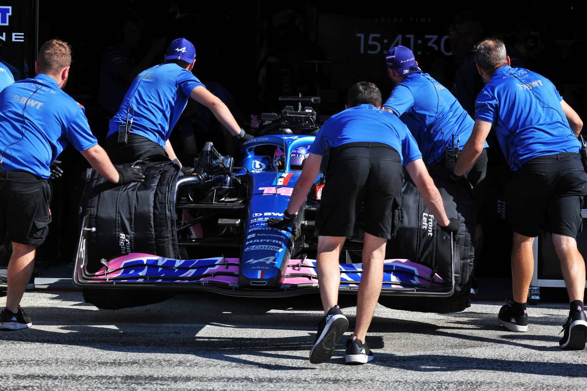 Fernando Alonso (ESP) Alpine F1 Team A522 in the pits. 03.09.2022. Formula 1 World Championship, Rd 14, Dutch Grand Prix, Zandvoort, Netherlands, Qualifying