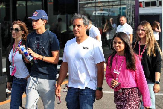 Juan Pablo Montoya (COL) with his wife Connie Montoya (COL), and children Sebastian Montoya (COL) Campos Racing; Paulina Montoya Freydell (COL) and Manuela Montoya Freydell (COL). 04.09.2022.
04.09.2022. Formula 1 World Championship, Rd 14, Dutch Grand Prix, Zandvoort, Netherlands, Race Day.
- www.xpbimages.com, EMail: requests@xpbimages.com © Copyright: Coates / XPB Images
