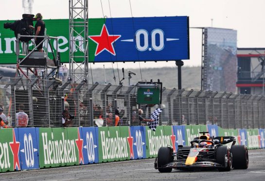 Race winner Max Verstappen (NLD) Red Bull Racing RB18 takes the chequered flag at the end of the race.
04.09.2022. Formula 1 World Championship, Rd 14, Dutch Grand Prix, Zandvoort, Netherlands, Race Day.
- www.xpbimages.com, EMail: requests@xpbimages.com © Copyright: Bearne / XPB Images