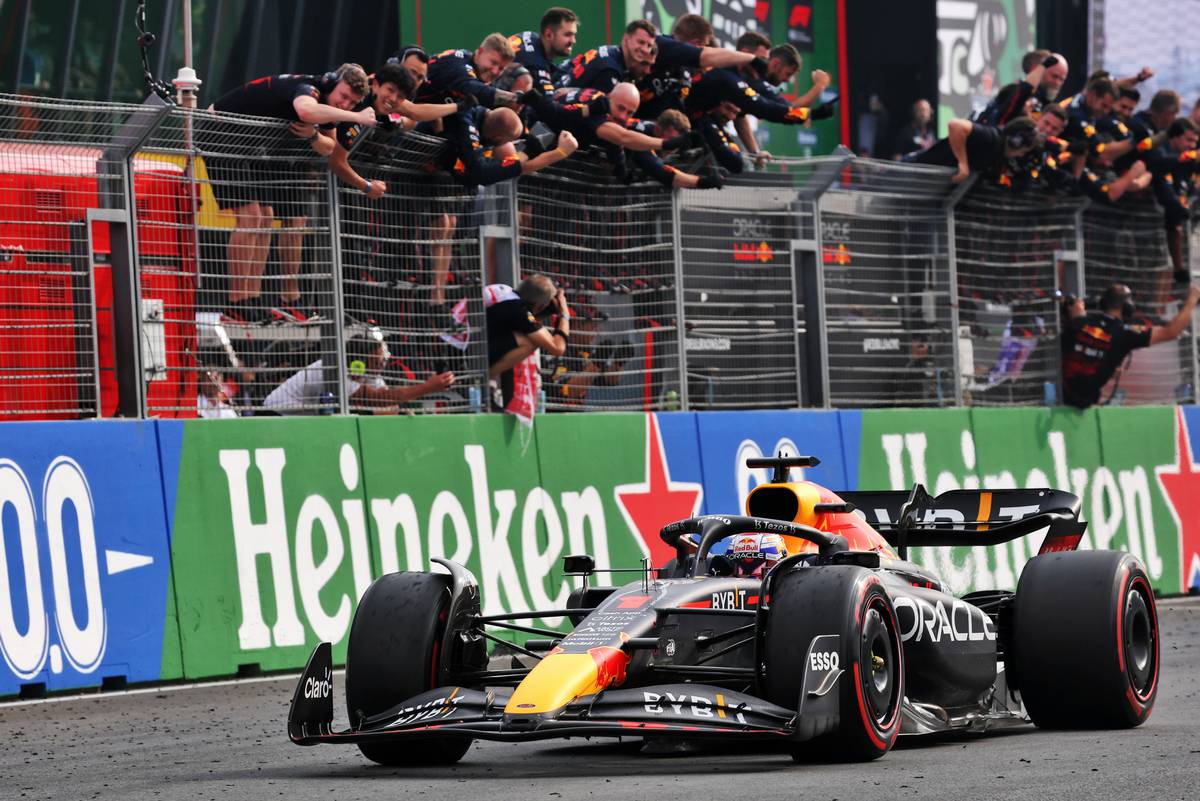 Race winner Max Verstappen (NLD) Red Bull Racing RB18 takes the chequered flag at the end of the race. 04.09.2022. Formula 1 World Championship, Rd 14, Dutch Grand Prix, Zandvoort, Netherlands, Race