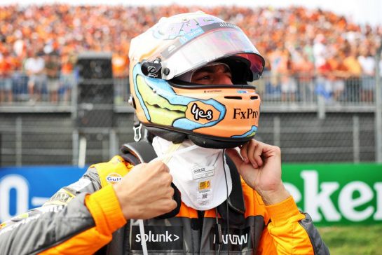 Daniel Ricciardo (AUS) McLaren on the grid.
04.09.2022. Formula 1 World Championship, Rd 14, Dutch Grand Prix, Zandvoort, Netherlands, Race Day.
- www.xpbimages.com, EMail: requests@xpbimages.com © Copyright: Bearne / XPB Images