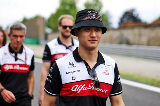 Guanyu Zhou (CHN) Alfa Romeo F1 Team walks the circuit with the team.
08.09.2022. Formula 1 World Championship, Rd 16, Italian Grand Prix, Monza, Italy, Preparation Day.
- www.xpbimages.com, EMail: requests@xpbimages.com © Copyright: Bearne / XPB Images