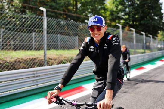 Esteban Ocon (FRA) Alpine F1 Team rides the circuit.
08.09.2022. Formula 1 World Championship, Rd 16, Italian Grand Prix, Monza, Italy, Preparation Day.
- www.xpbimages.com, EMail: requests@xpbimages.com © Copyright: Bearne / XPB Images