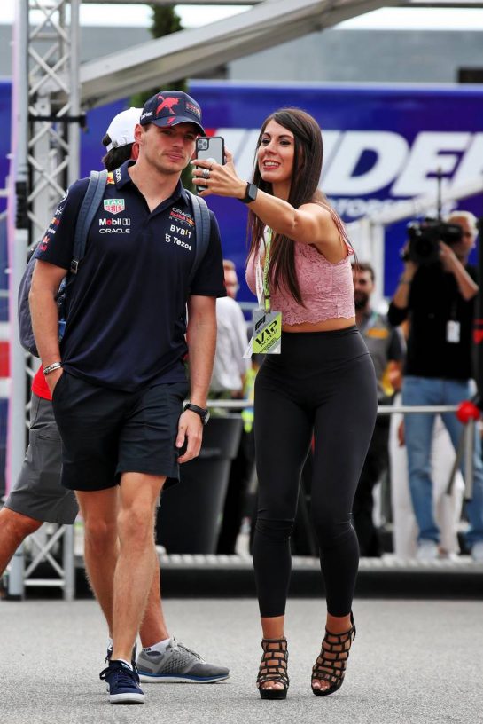 Max Verstappen (NLD) Red Bull Racing with a fan.
09.09.2022. Formula 1 World Championship, Rd 16, Italian Grand Prix, Monza, Italy, Practice Day.
 - www.xpbimages.com, EMail: requests@xpbimages.com © Copyright: Coates / XPB Images