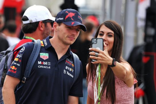 Max Verstappen (NLD) Red Bull Racing with a fan.
09.09.2022. Formula 1 World Championship, Rd 16, Italian Grand Prix, Monza, Italy, Practice Day.
- www.xpbimages.com, EMail: requests@xpbimages.com © Copyright: Bearne / XPB Images