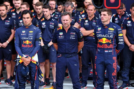 (L to R): Sergio Perez (MEX) Red Bull Racing; Christian Horner (GBR) Red Bull Racing Team Principal; and Max Verstappen (NLD) Red Bull Racing, in the pits as a minute's silence is held in memory of Queen Elizabeth II.
09.09.2022. Formula 1 World Championship, Rd 16, Italian Grand Prix, Monza, Italy, Practice Day.
- www.xpbimages.com, EMail: requests@xpbimages.com © Copyright: Batchelor / XPB Images