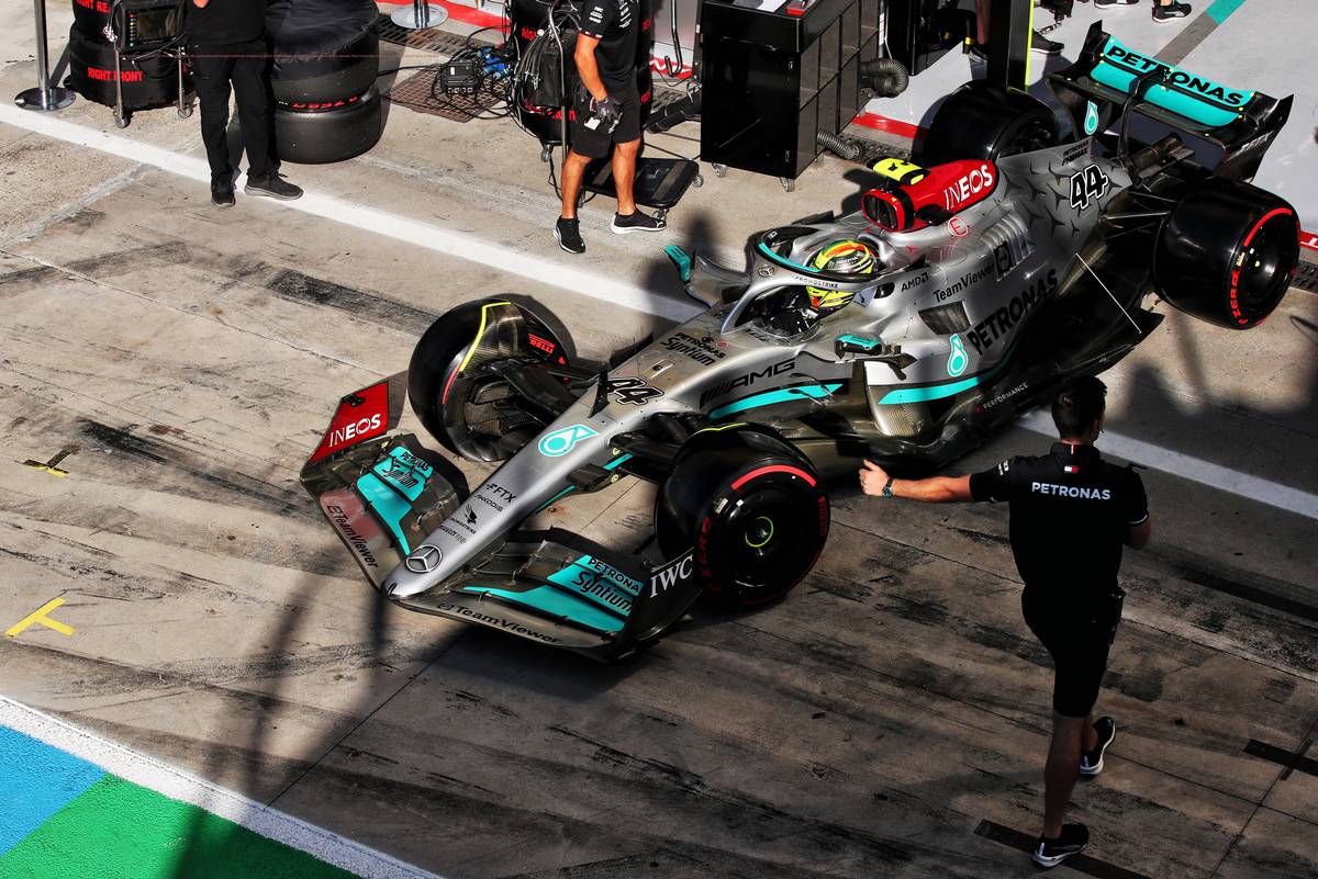 Lewis Hamilton (GBR) Mercedes AMG F1 W13 leaves the pits. 10.09.2022. Formula 1 World Championship, Rd 16, Italian Grand Prix, Monza, Italy, Qualifying