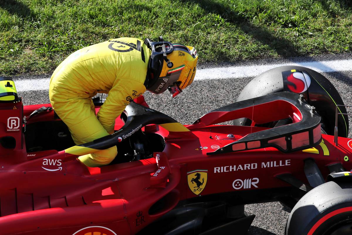 Carlos Sainz Jr (ESP) Ferrari F1-75 in parc ferme. 10.09.2022. Formula 1 World Championship, Rd 16, Italian Grand Prix, Monza, Italy, Qualifying