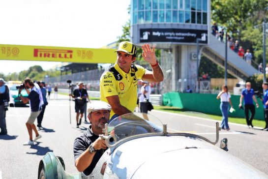 Carlos Sainz Jr (ESP) Ferrari on the drivers parade.
11.09.2022. Formula 1 World Championship, Rd 16, Italian Grand Prix, Monza, Italy, Race Day.
- www.xpbimages.com, EMail: requests@xpbimages.com © Copyright: Bearne / XPB Images