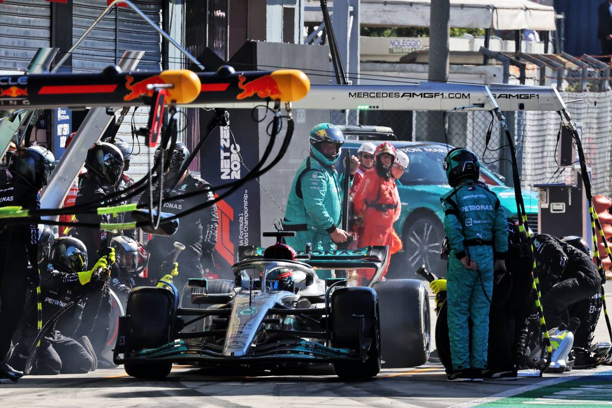 George Russell (GBR) Mercedes AMG F1 W13 makes a pit stop. 11.09.2022. Formula 1 World Championship, Rd 16, Italian Grand Prix, Monza, Italy, Race