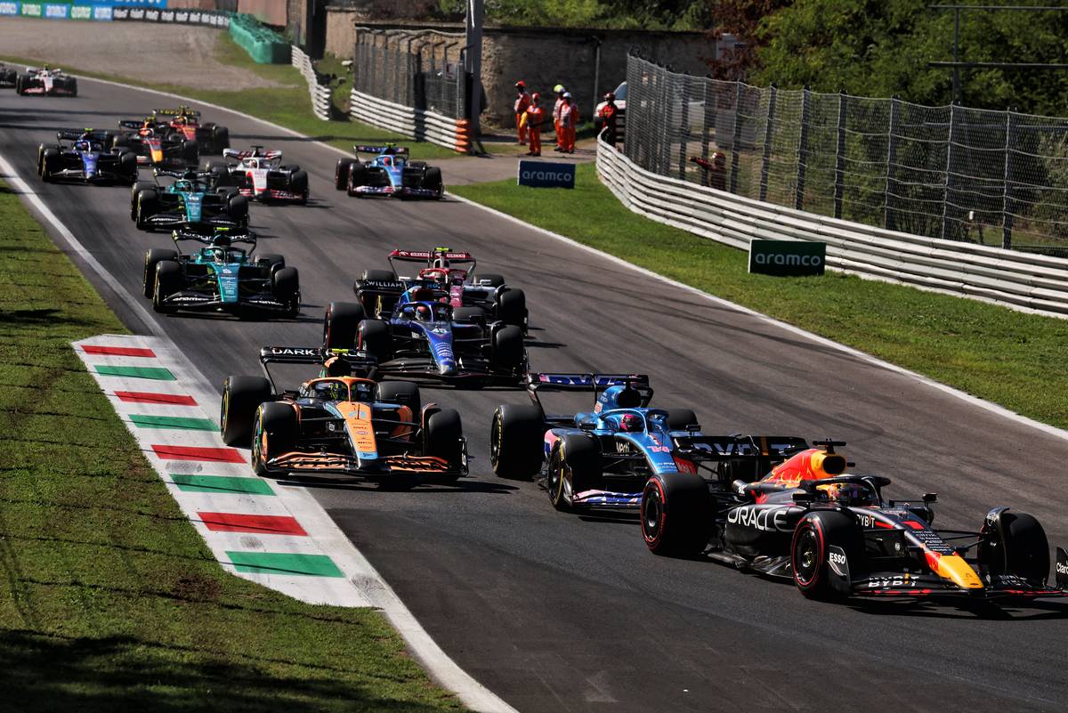 Max Verstappen (NLD) Red Bull Racing RB18 at the start of the race. 11.09.2022. Formula 1 World Championship, Rd 16, Italian Grand Prix, Monza, Italy, Race