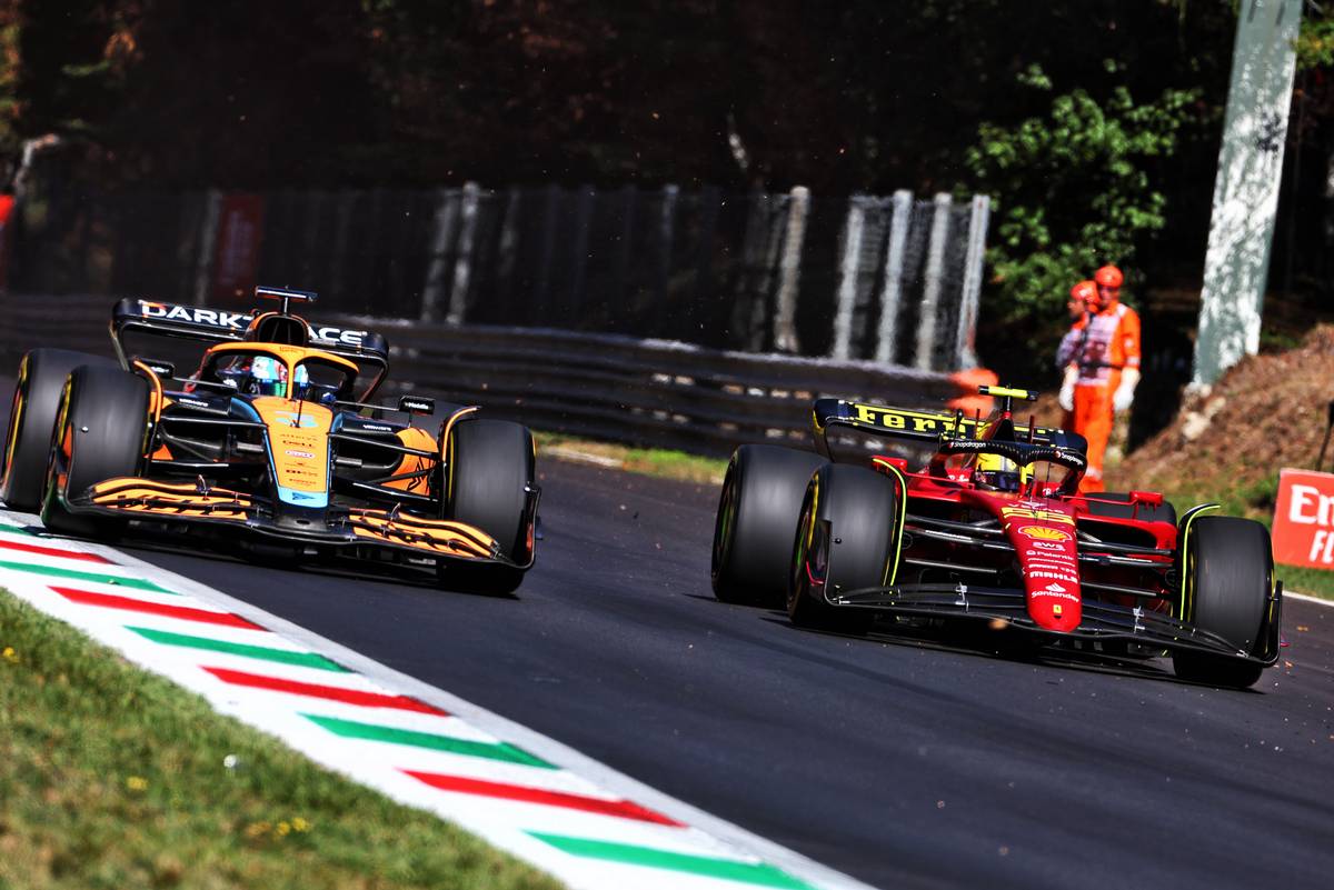 Daniel Ricciardo (AUS) McLaren MCL36 and Carlos Sainz Jr (ESP) Ferrari F1-75 battle for position. 11.09.2022. Formula 1 World Championship, Rd 16, Italian Grand Prix, Monza, Italy, Race 