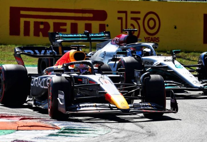 Max Verstappen (NLD) Red Bull Racing RB18 and George Russell (GBR) Mercedes AMG F1 W13 battle for position. 11.09.2022. Formula 1 World Championship, Rd 16, Italian Grand Prix, Monza, Italy, Race