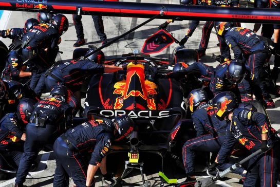 Max Verstappen (NLD) Red Bull Racing RB18 makes a pit stop.
11.09.2022. Formula 1 World Championship, Rd 16, Italian Grand Prix, Monza, Italy, Race Day.
 - www.xpbimages.com, EMail: requests@xpbimages.com © Copyright: Coates / XPB Images