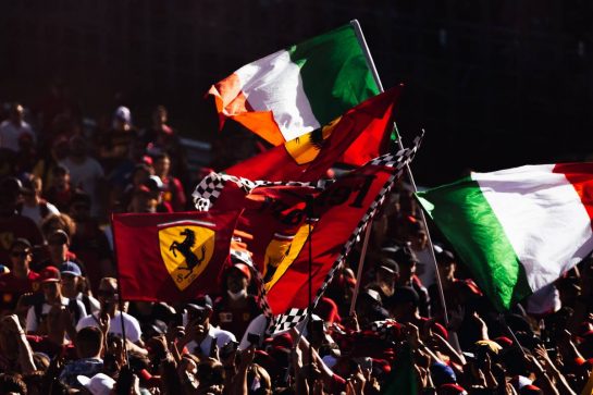 Circuit atmosphere - fans at the podium.
11.09.2022. Formula 1 World Championship, Rd 16, Italian Grand Prix, Monza, Italy, Race Day.
- www.xpbimages.com, EMail: requests@xpbimages.com © Copyright: Bearne / XPB Images