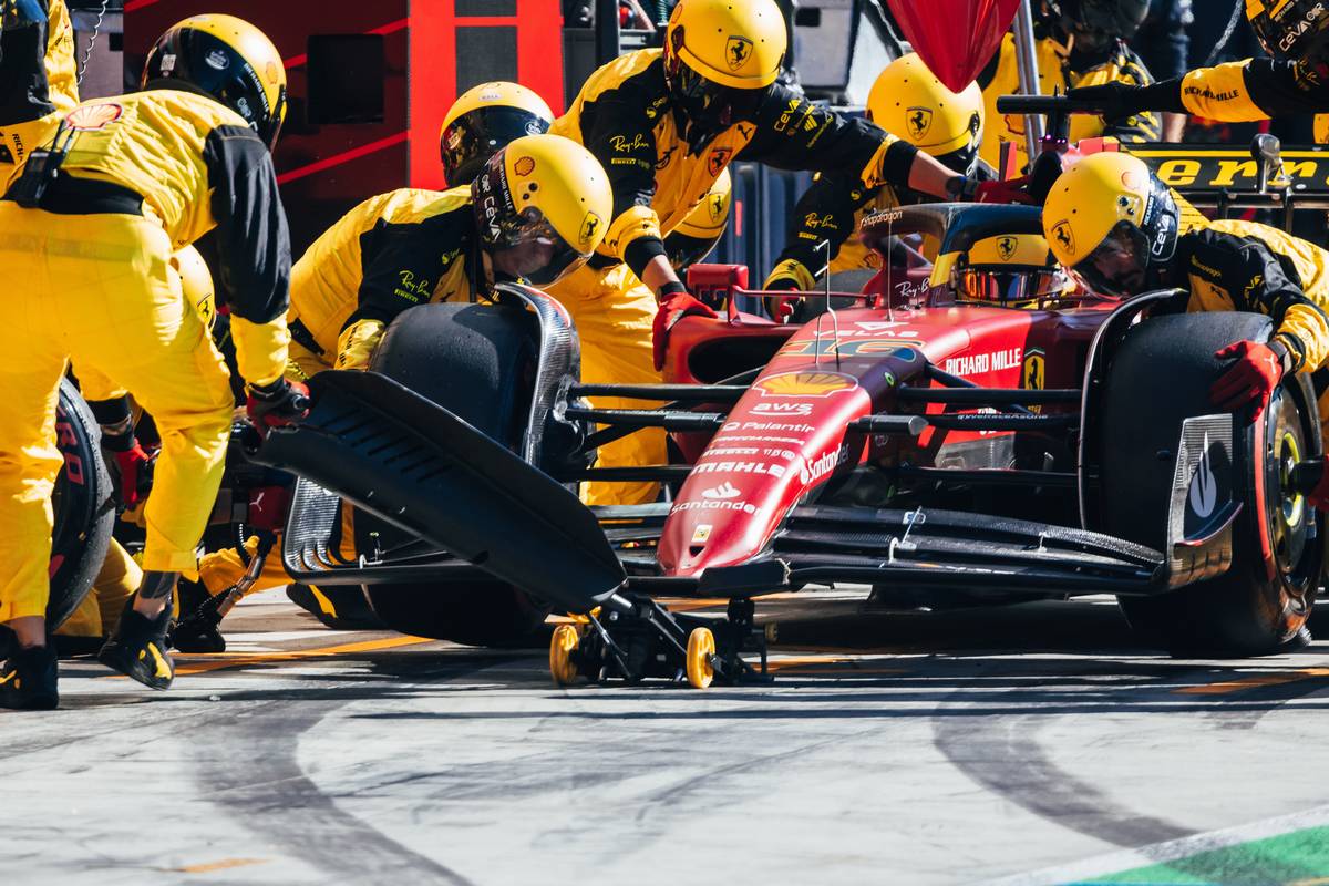 Charles Leclerc (MON) Ferrari F1-75 makes a pit stop. 11.09.2022. Formula 1 World Championship, Rd 16, Italian Grand Prix, Monza, Italy, Race