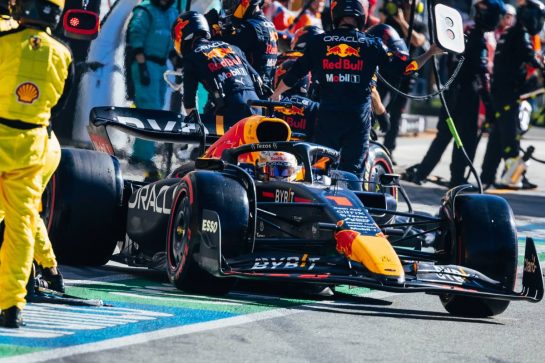 Max Verstappen (NLD) Red Bull Racing RB18 makes a pit stop.
11.09.2022. Formula 1 World Championship, Rd 16, Italian Grand Prix, Monza, Italy, Race Day.
- www.xpbimages.com, EMail: requests@xpbimages.com © Copyright: Bearne / XPB Images