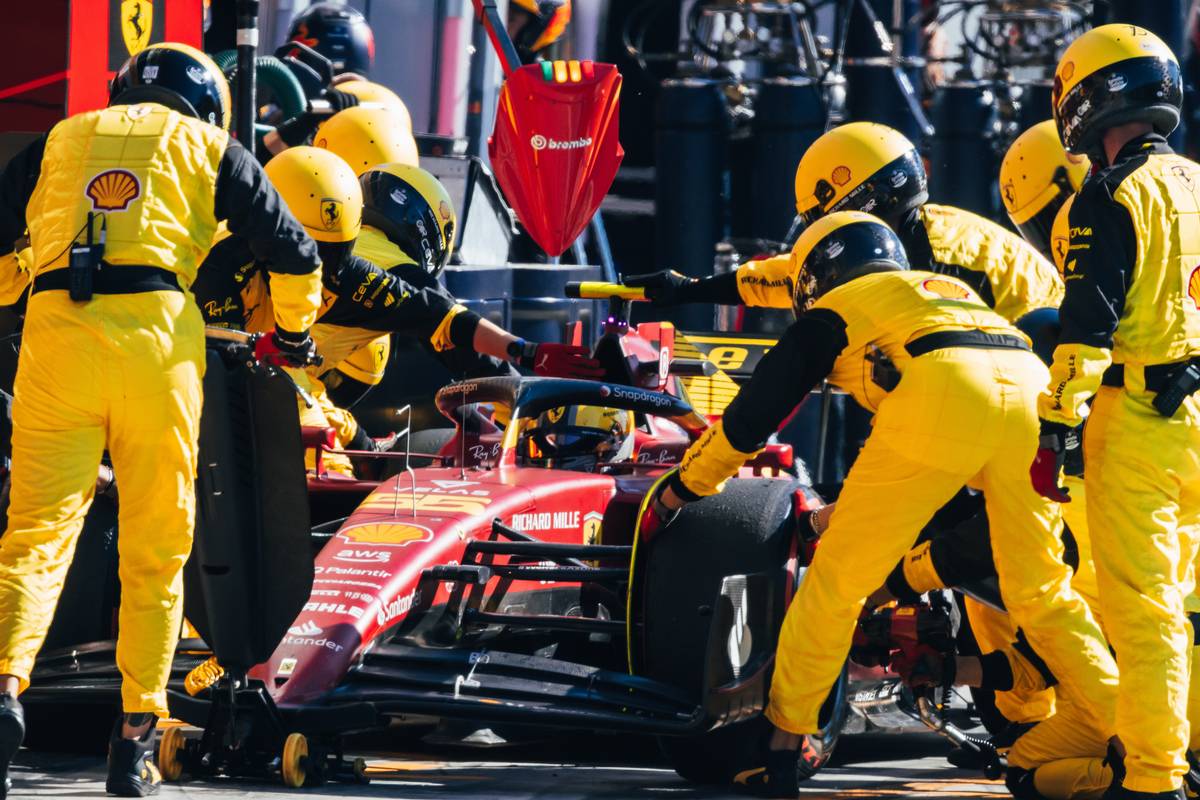 Carlos Sainz Jr (ESP) Ferrari F1-75 makes a pit stop. 11.09.2022. Formula 1 World Championship, Rd 16, Italian Grand Prix, Monza, Italy, Race