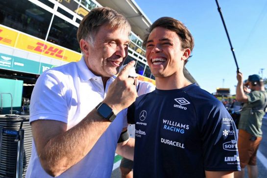 (L to R): Jost Capito (GER) Williams Racing Chief Executive Officer celebrates ninth position on his GP debut for Nyck de Vries (NLD) Williams Racing Reserve Driver.
11.09.2022. Formula 1 World Championship, Rd 16, Italian Grand Prix, Monza, Italy, Race Day.
- www.xpbimages.com, EMail: requests@xpbimages.com © Copyright: XPB Images