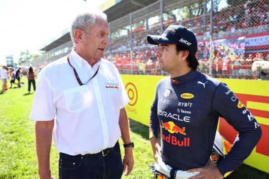 Dr Helmut Marko (AUT) Red Bull Motorsport Consultant with Sergio Perez (MEX) Red Bull Racing RB18.11.09.2022. Formula 1 World Championship, Rd 16, Italian Grand Prix, Monza, Italy, Race Day.- www.xpbimages.com, EMail: requests@xpbimages.com © Copyright: Batchelor / XPB Images