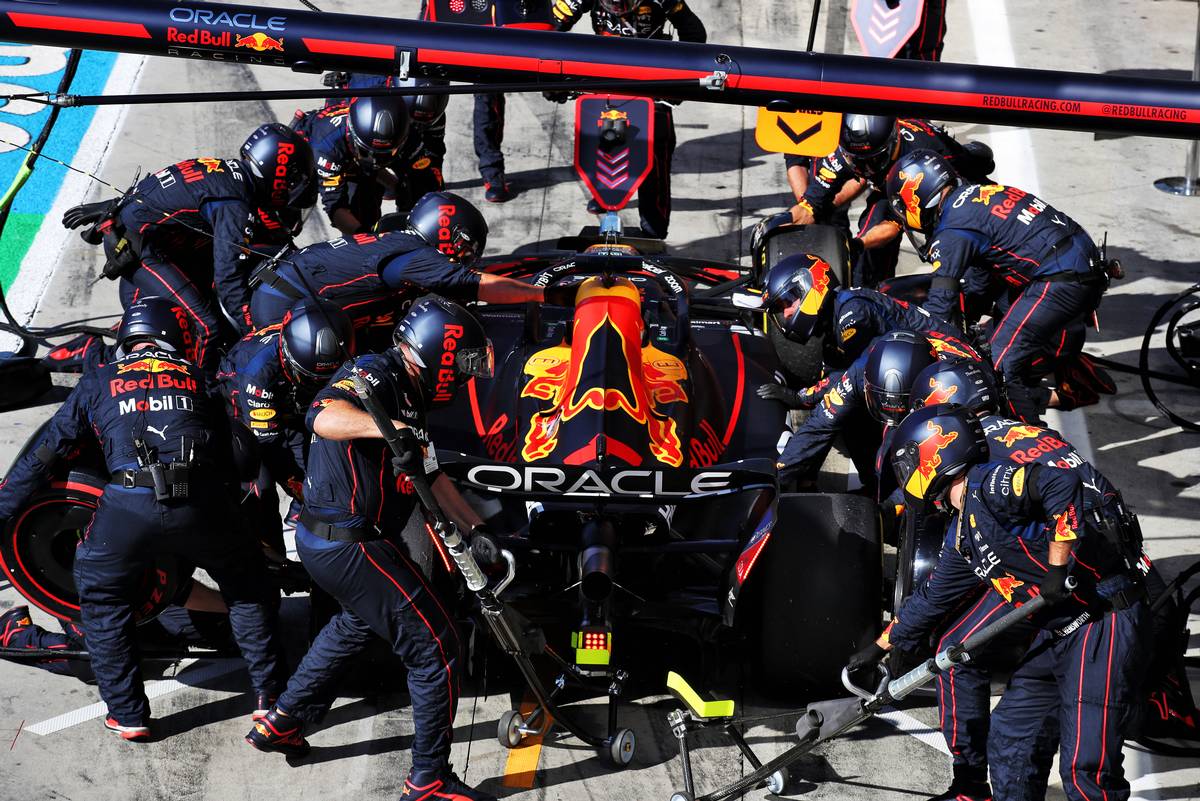 Max Verstappen (NLD) Red Bull Racing RB18 makes a pit stop. 11.09.2022. Formula 1 World Championship, Rd 16, Italian Grand Prix, Monza, Italy, Race