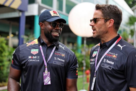 (L to R): Micah Richards (GBR) Former Professional Football Player with Jamie Redknapp (GBR) Former Professional Football Player.
29.09.2022. Formula 1 World Championship, Rd 17, Singapore Grand Prix, Marina Bay Street Circuit, Singapore, Preparation Day.
- www.xpbimages.com, EMail: requests@xpbimages.com © Copyright: Bearne / XPB Images