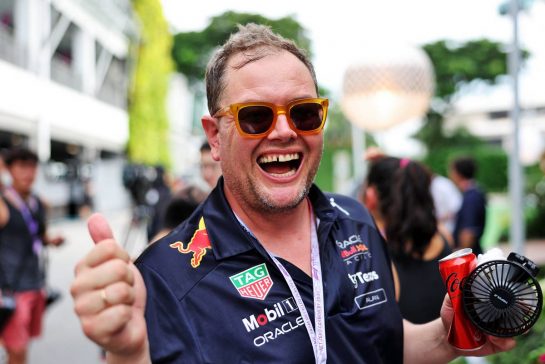 Alan Carr (GBR) Comedian.
29.09.2022. Formula 1 World Championship, Rd 17, Singapore Grand Prix, Marina Bay Street Circuit, Singapore, Preparation Day.
- www.xpbimages.com, EMail: requests@xpbimages.com © Copyright: Bearne / XPB Images