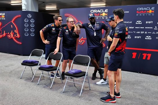 (L to R): Jamie Redknapp (GBR) Former Professional Football Player; Alan Carr (GBR) Comedian; Micah Richards (GBR) Former Professional Football Player; Sergio Perez (MEX) Red Bull Racing; and Jo Canales, Red Bull Racing Personal Trainer.
29.09.2022. Formula 1 World Championship, Rd 17, Singapore Grand Prix, Marina Bay Street Circuit, Singapore, Preparation Day.
- www.xpbimages.com, EMail: requests@xpbimages.com © Copyright: Moy / XPB Images
