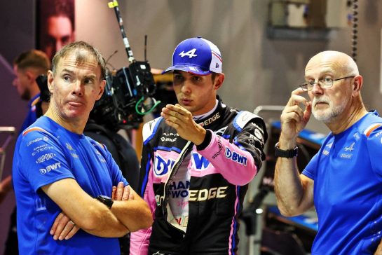 Esteban Ocon (FRA) Alpine F1 Team with Alan Permane (GBR) Alpine F1 Team Trackside Operations Director.
29.09.2022. Formula 1 World Championship, Rd 17, Singapore Grand Prix, Marina Bay Street Circuit, Singapore, Preparation Day.
- www.xpbimages.com, EMail: requests@xpbimages.com © Copyright: Coates / XPB Images