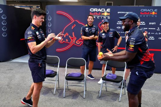 (L to R): Jo Canales, Red Bull Racing Personal Trainer with Micah Richards (GBR) Former Professional Football Player.
29.09.2022. Formula 1 World Championship, Rd 17, Singapore Grand Prix, Marina Bay Street Circuit, Singapore, Preparation Day.
 - www.xpbimages.com, EMail: requests@xpbimages.com © Copyright: Coates / XPB Images