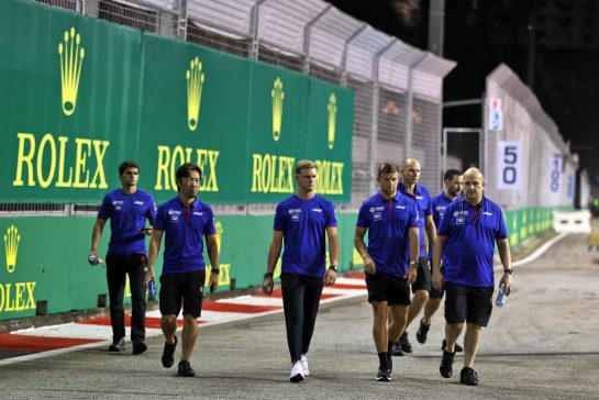 Mick Schumacher (GER) Haas F1 Team walks the circuit with the team.
29.09.2022. Formula 1 World Championship, Rd 17, Singapore Grand Prix, Marina Bay Street Circuit, Singapore, Preparation Day.
- www.xpbimages.com, EMail: requests@xpbimages.com © Copyright: Moy / XPB Images