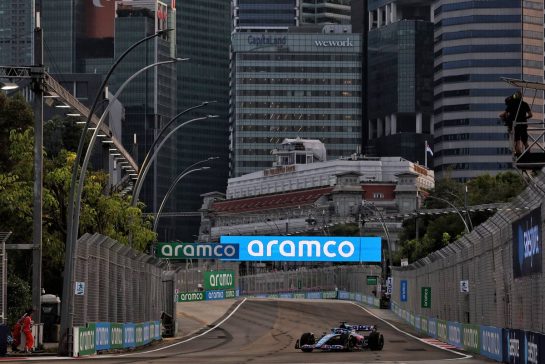 Fernando Alonso (ESP) Alpine F1 Team A522.
30.09.2022. Formula 1 World Championship, Rd 17, Singapore Grand Prix, Marina Bay Street Circuit, Singapore, Practice Day.
- www.xpbimages.com, EMail: requests@xpbimages.com © Copyright: Bearne / XPB Images