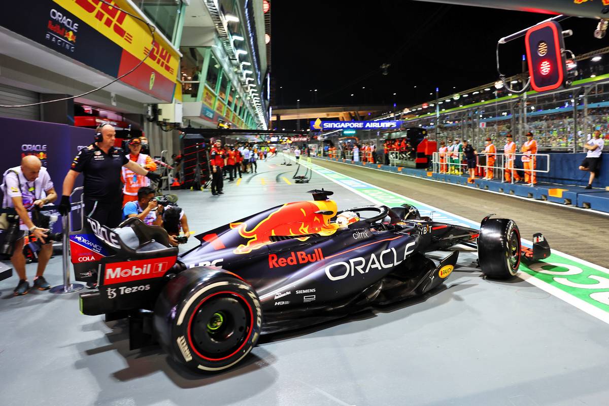 Max Verstappen (NLD) Red Bull Racing RB18 leaves the pits. 30.09.2022. Formula 1 World Championship, Rd 17, Singapore Grand Prix, Marina Bay Street Circuit, Singapore, Practice