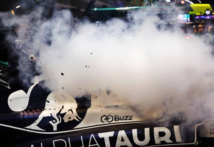 Pierre Gasly (FRA) AlphaTauri AT03 catches fire in the second practice session in the pits. 30.09.2022. Formula 1 World Championship, Rd 17, Singapore Grand Prix, Marina Bay Street Circuit, Singapore, Practice