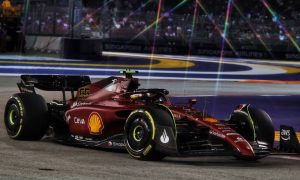 Sainz and Leclerc go top after dark in Singapore FP2