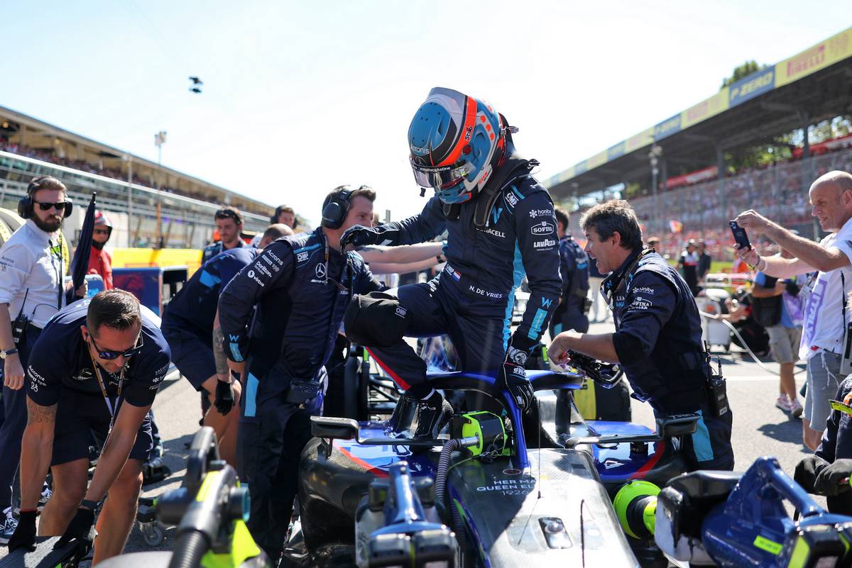 Nyck de Vries (NLD) Williams Racing FW44 Reserve Driver on the grid. 11.09.2022. Formula 1 World Championship, Rd 16, Italian Grand Prix, Monza, Italy, Race