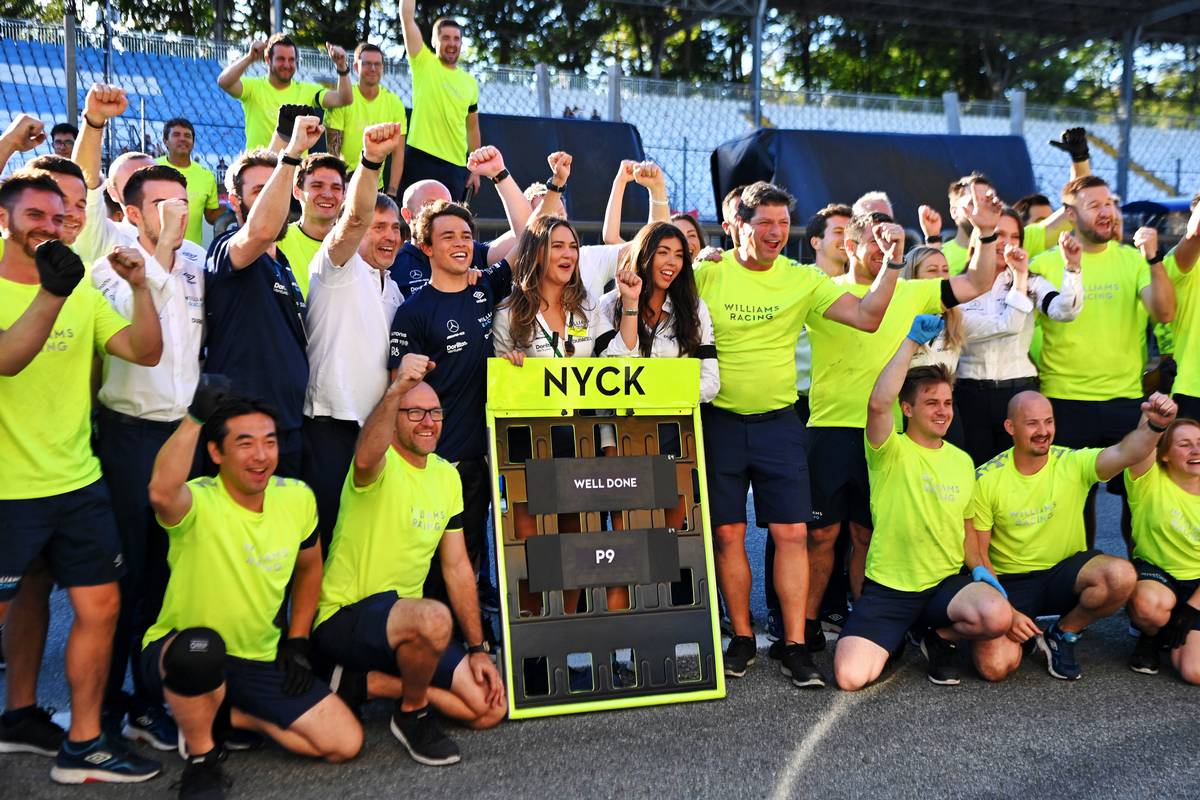 Williams Racing celebra la novena posición en su debut en GP para Nyck de Vries (NLD) Williams Racing Reserve Driver.  11.09.2022.  Campeonato Mundial de Fórmula 1, Rd 16, Gran Premio de Italia, Monza, Italia, Carrera